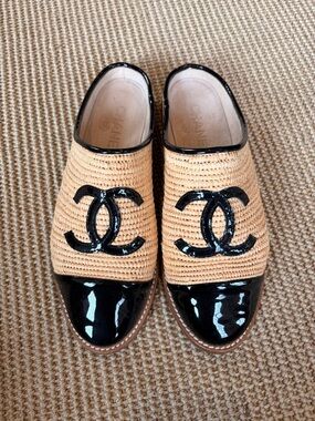 CHANEL Tan Raffia Slip-On Mules with Black Patent Cap Toe & CC Logo. Authentic.